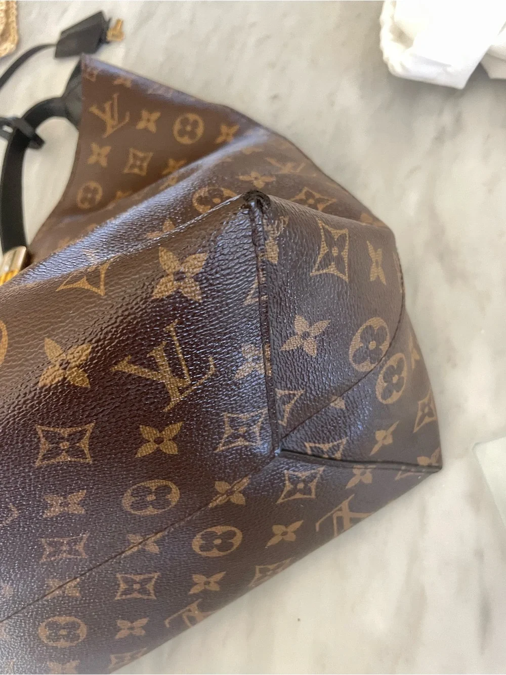 🪷authentic Louis Vuitton flower hobo with lock and key.